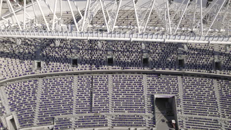 la increíble ingeniería del estadio de fútbol bloomfield que se renovó durante 3 años , vacío de la multitud en jaffa tel aviv, es el hogar de tres clubes y tiene una capacidad de 29.400 asientos