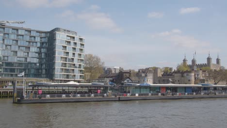 Blick-Auf-Die-Skyline-Und-Den-Tower-Of-London-Vom-Touristenboot-Auf-Der-Themse