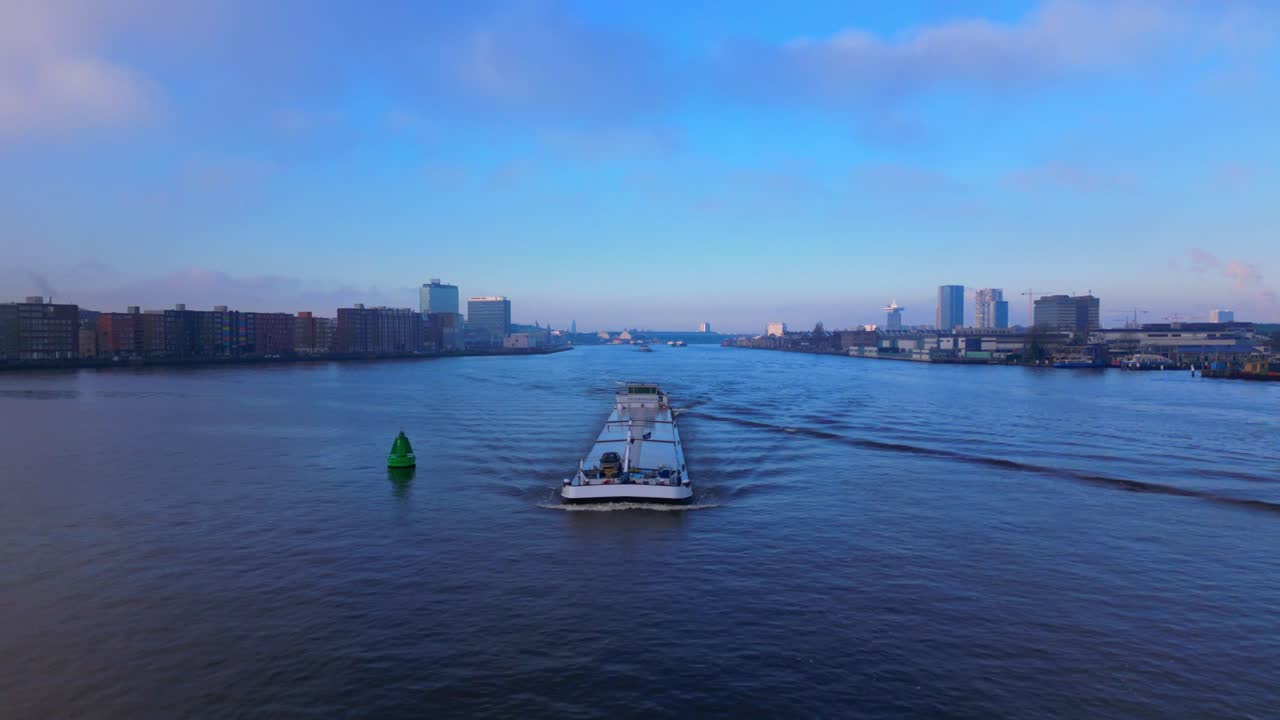 fotografía aérea de seguimiento de un buque cisterna que viene del canal del mar del norte en ámsterdam