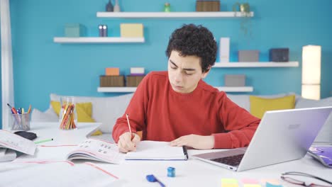 estudiante masculino inteligente y exitoso estudiando en casa, tarea.