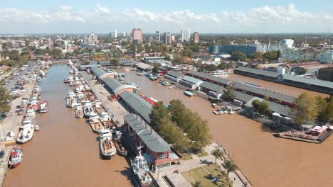 Aerial-shot-flying-over-Puerto-de-Frutos,-a-touristic-market-in-Tigre-city,-Argentina