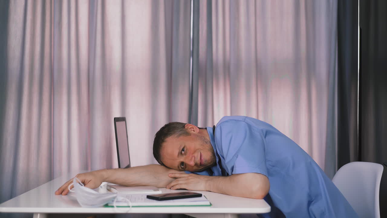 젊은 의사 의 초상화 는 보호 마스크 를 벗는다