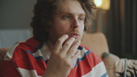 hombre comiendo papas fritas
