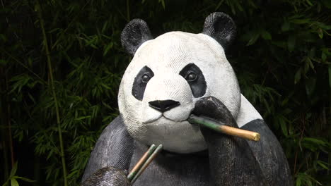 vídeo horizontal de una increíble escultura de panda.