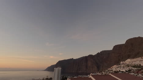 Sunset-Timelapse-of-Los-Gigantes-Cliffs-in-Tenerife-with-Streaky-Clouds-Developing-over-the-Town