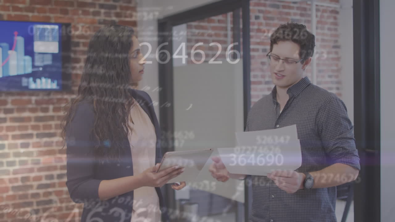 animación del procesamiento de datos sobre diversas personas de negocios que trabajan en la oficina