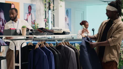 clientes en la tienda de ropa del centro comercial