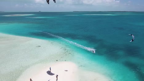 vista aérea man kitesurf en el mar caribe
