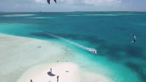 vue aérienne homme kitesurf dans la mer des caraïbes