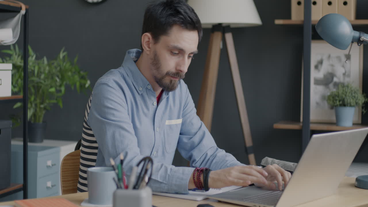 hombre trabajando en la oficina de casa