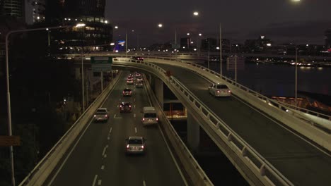 Dunkelheit-Der-Nachtfahrzeuge,-Die-An-Der-Victoria-Bridge-In-Brisbane-Fahren