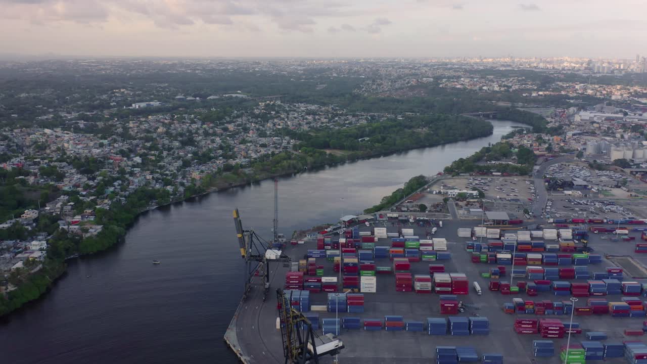 vista aérea sobre el canal del puerto comercial y centro logístico de haina