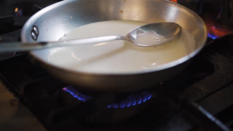 El-Chef-Puso-Una-Cacerola-Con-Crema-Y-Leche-A-Fuego-Medio-Con-Una-Estufa-De-Gas