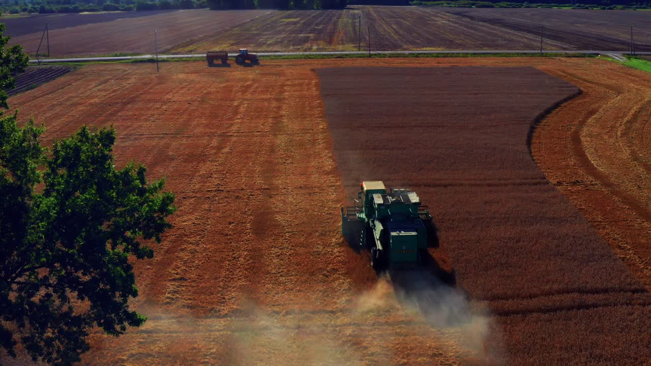시골에서 작물을 수확하는 수확기 기계를 결합