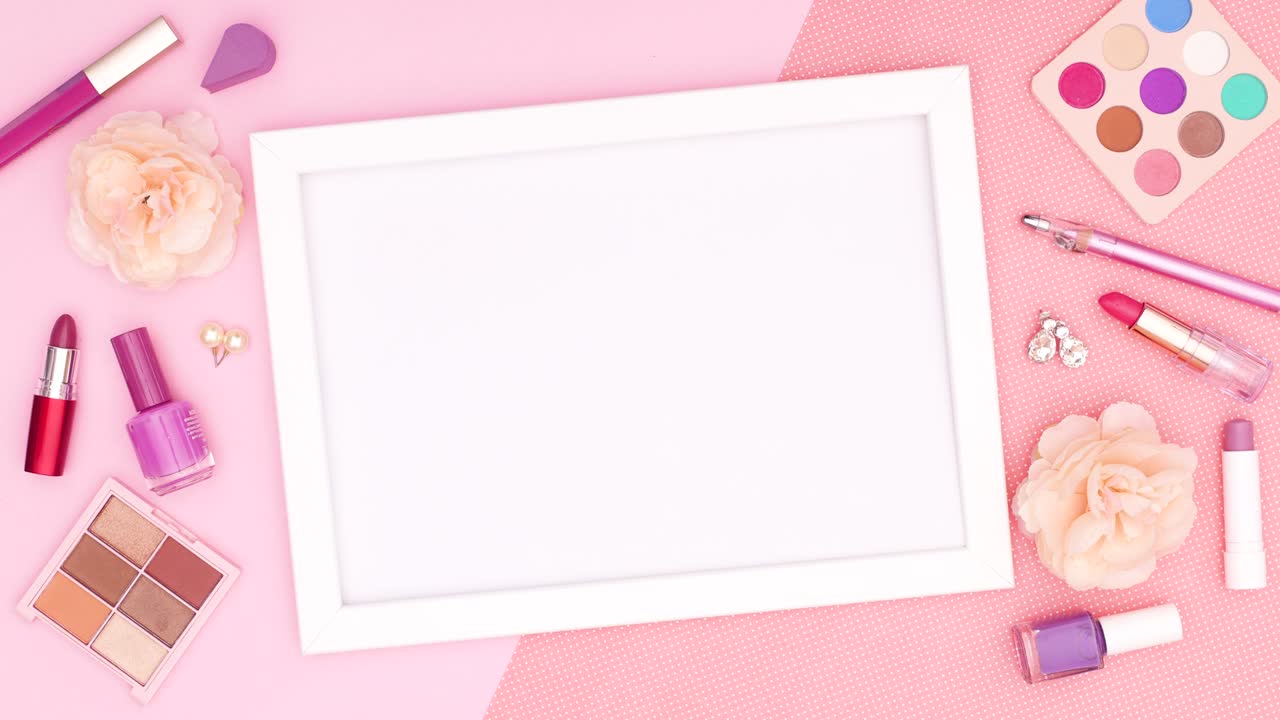 marco blanco para el texto se mueve rodeado de productos de maquillaje.
