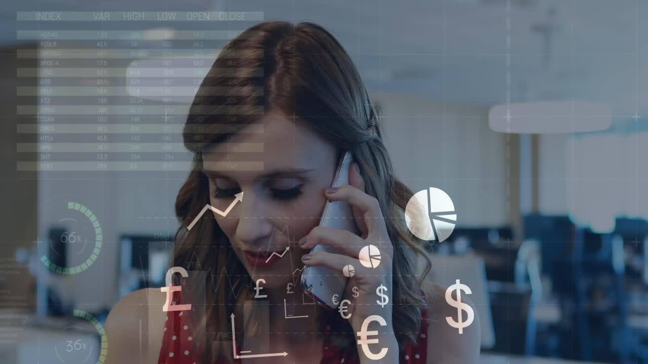 Animação do processamento de dados sobre uma empresária caucasiana falando ao smartphone