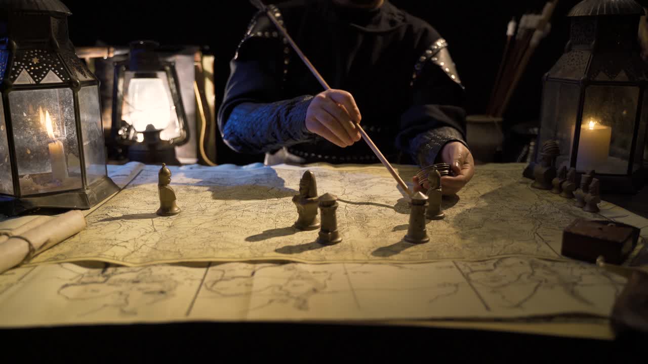 Velitel pracuje na mapě s ukazovátkem v ruce. Historické pozadí.