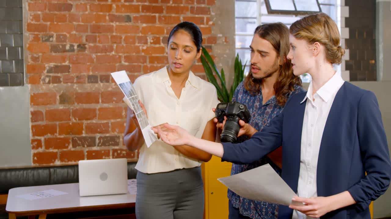 ejecutivo creativo discutiendo sobre gráficos 4k