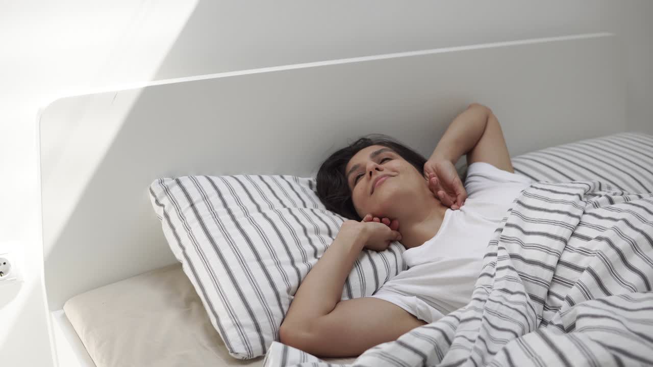 깨어나기 전에 젊은 여성의 초상화, 여자가 손을 끌고 미소 짓고