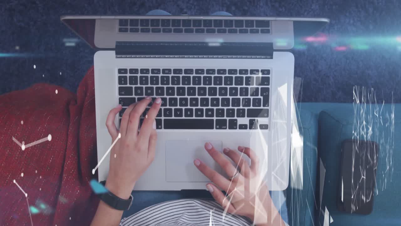 animación de luz y formas sobre las manos de una mujer caucásica usando una computadora portátil.