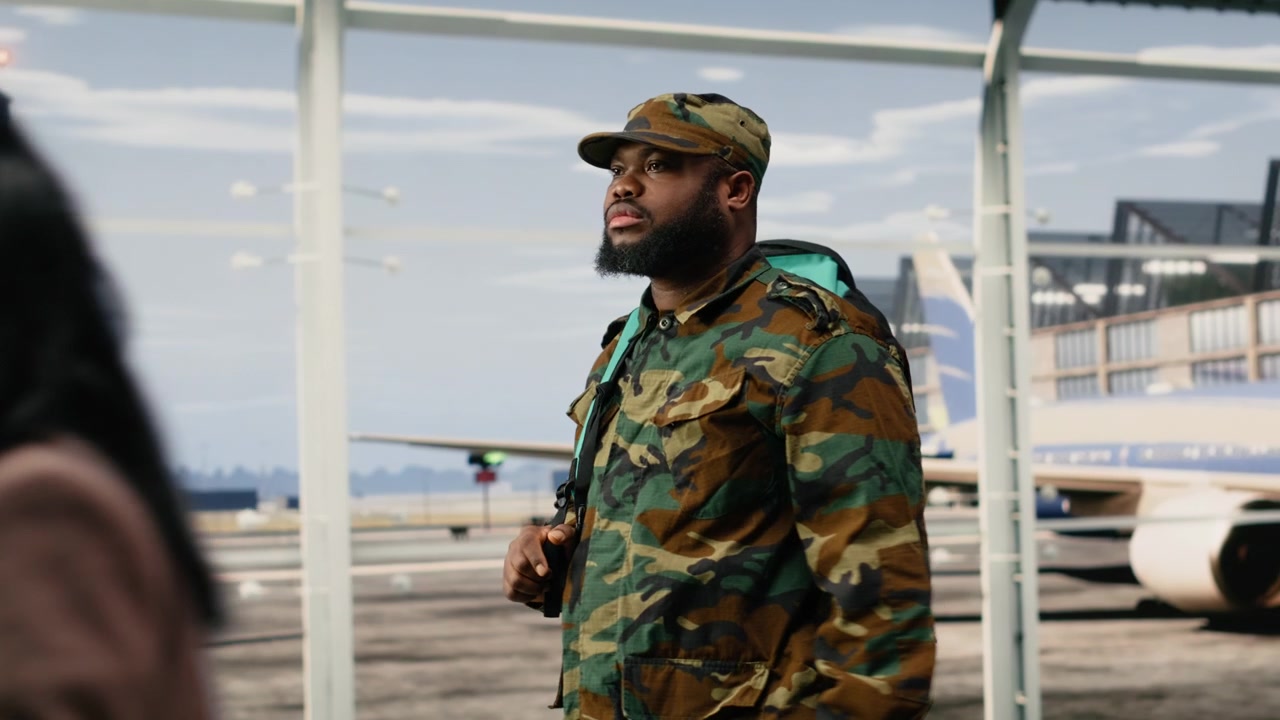 Uomo di ritorno dal servizio militare attraversa il terminal dell'aeroporto con uno zaino.