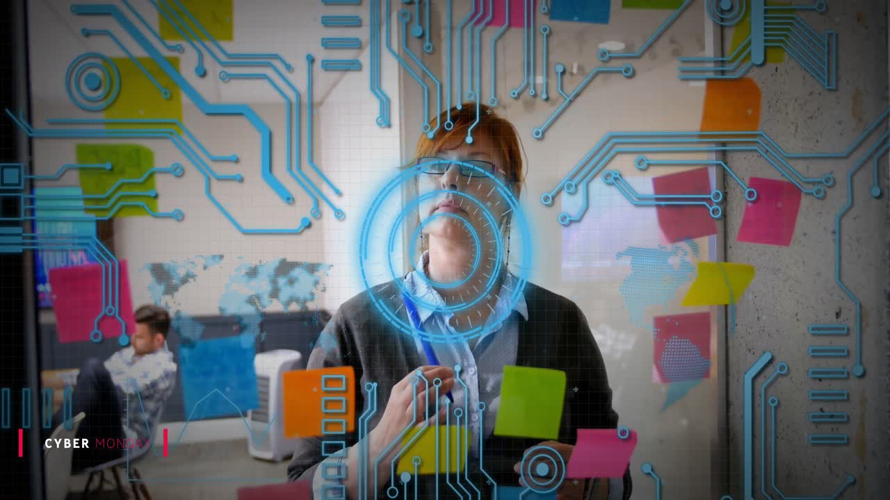 animación de patrones de placas de circuitos y círculo, mujer caucásica pensando y escribiendo en notas adhesivas