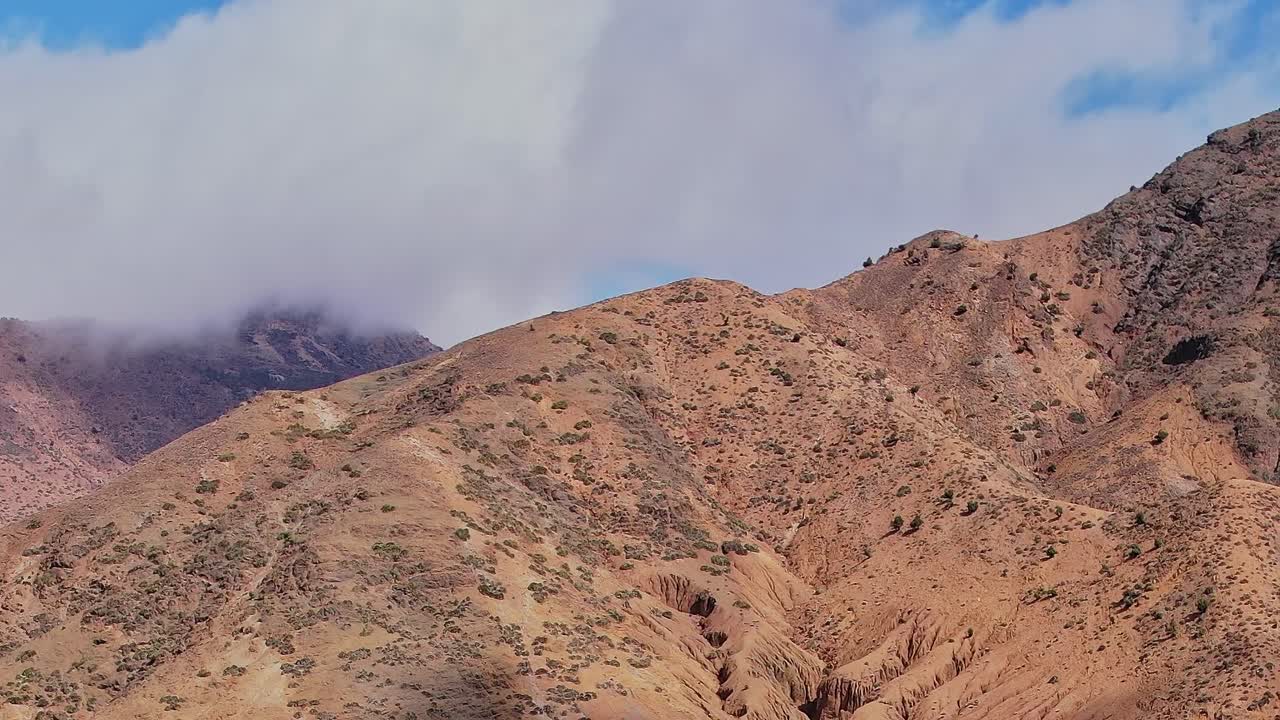 Vista dall'alto di montagne e nuvole in Marocco di giorno.
