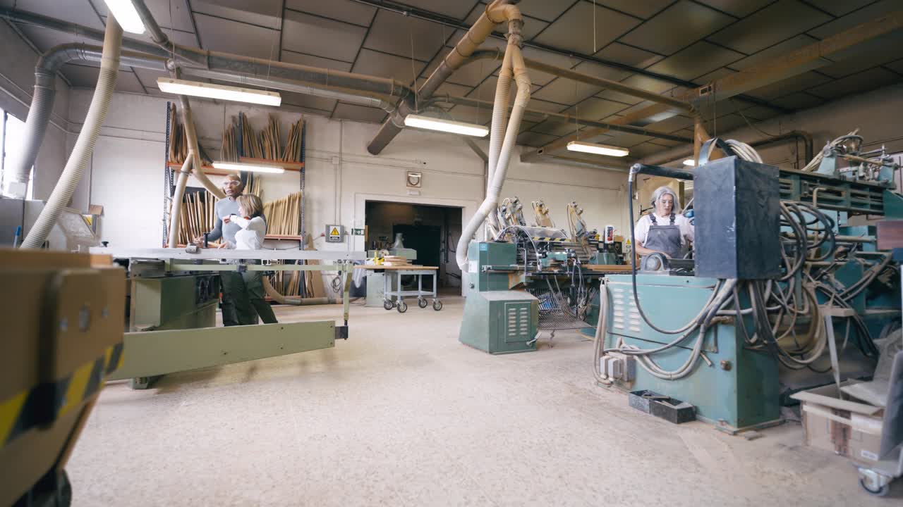 Ervaren werknemers bewerken hout in een industriële werkplaats