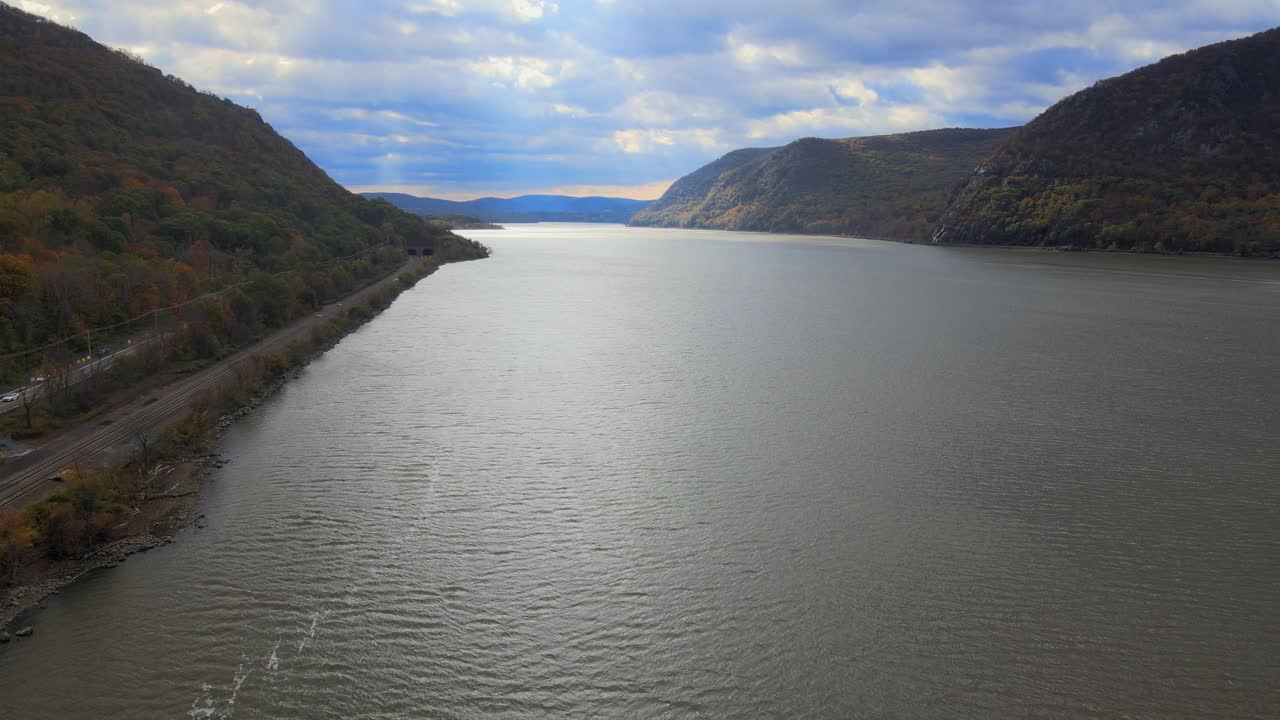 가을 동안 흐린 날에 강 계곡 위를 비행