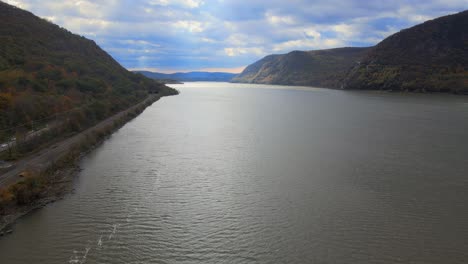 volando sobre el valle de un río en un día nublado durante el otoño