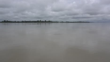 el río brahmaputra es uno de los ríos más grandes del noreste de la india.