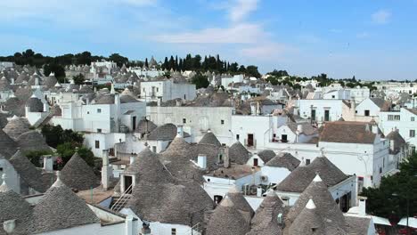 Volando-Sobre-El-Sitio-Patrimonial-De-Alberobello-Con-Un-Dron-En-Un-Día-Soleado