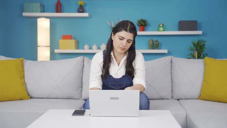 la mujer que mira la computadora portátil está desmotivada y aburrida.