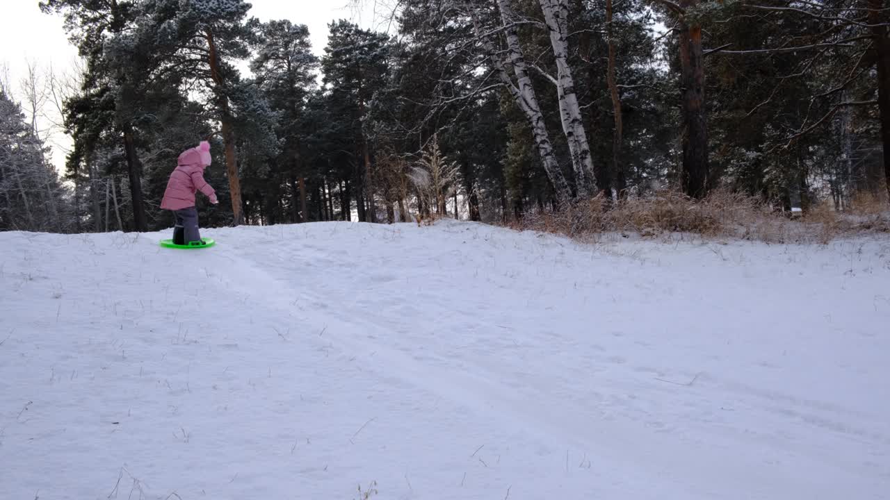 niña pequeña intentando trinear como en snowboard