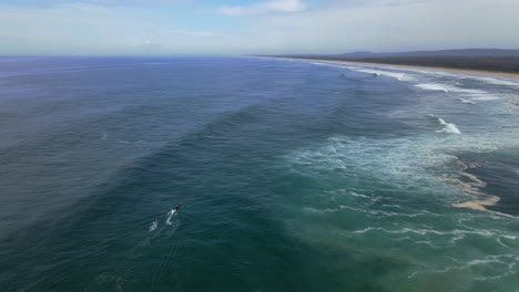 Wakeboarden--perfekte-Wellen-Am-Sharpes-Beach--Australien--Antenne