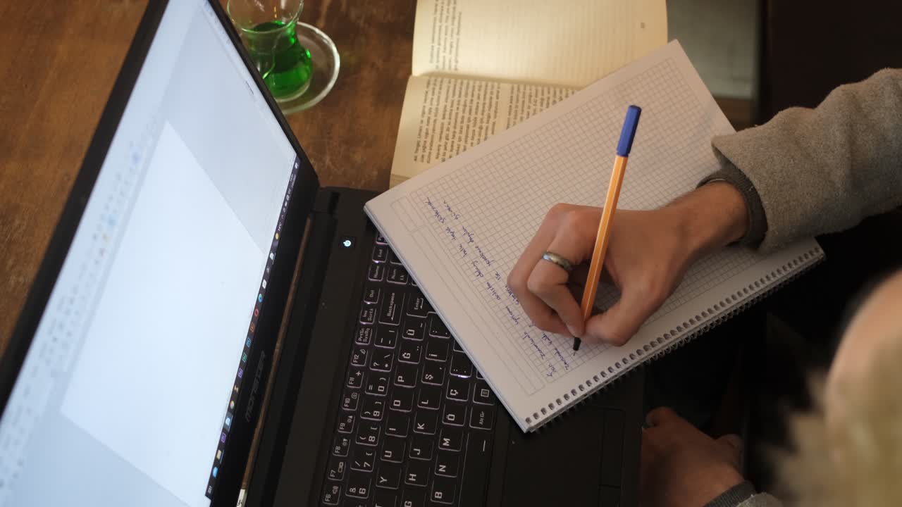 pantalla de la computadora de estudio