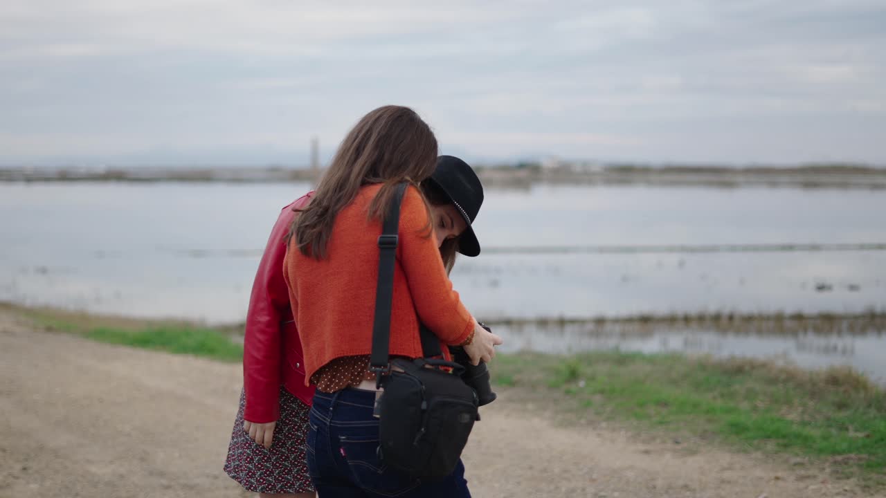 Amiche che si godono la natura e la fotografia