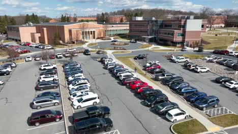 Toma-Aérea-Del-Estacionamiento-En-El-Edificio-Universitario-En-El-Campus-Universitario