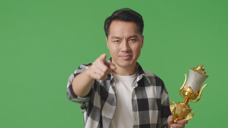hombre decepcionado sosteniendo un trofeo