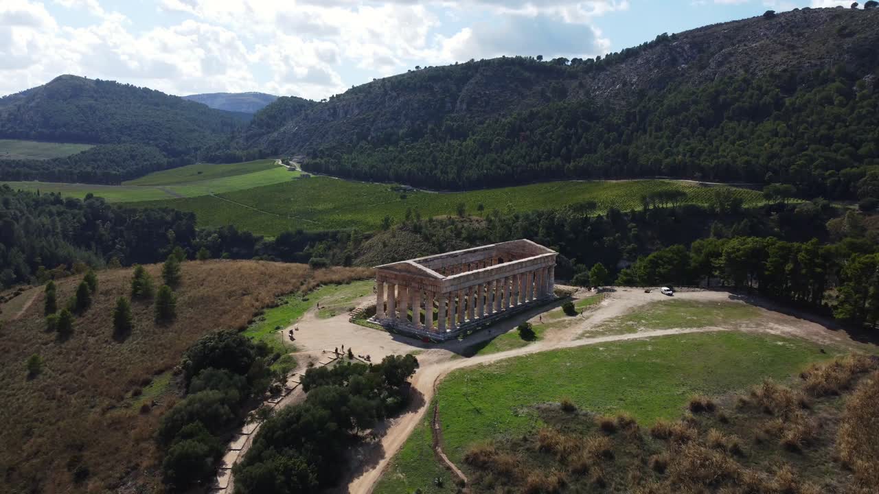 alejamiento aéreo del antiguo templo griego de segesta en un valle de sicilia