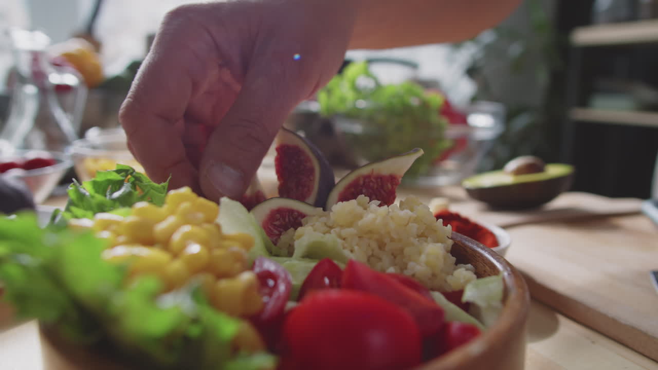 preparando una ensalada colorida y saludable