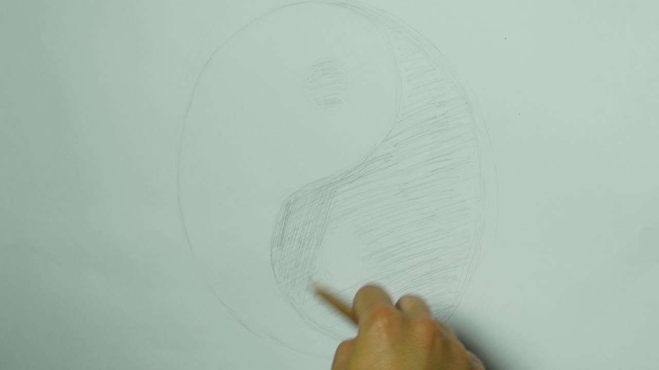 dibujo a lápiz de un símbolo de yin yang