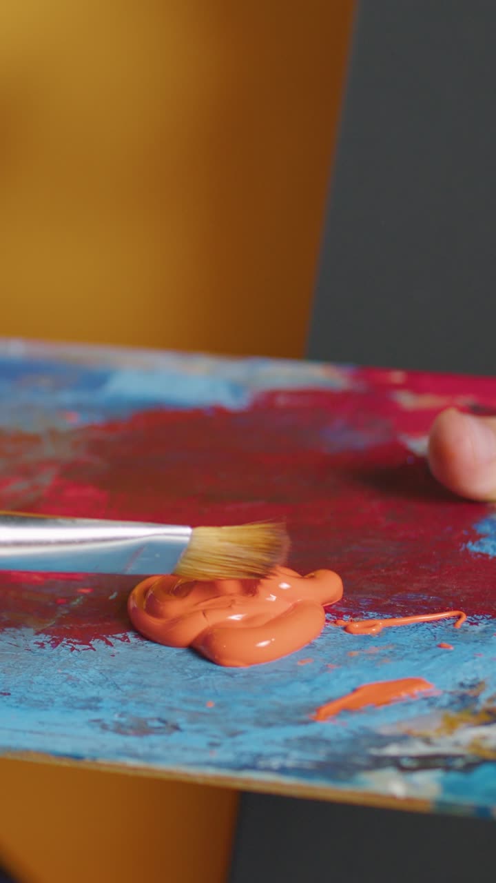 Pittura e pennello su palette