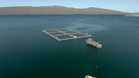 una vista aérea de una instalación de acuicultura en el lago eriboll en las tierras altas escocesas en un día soleado