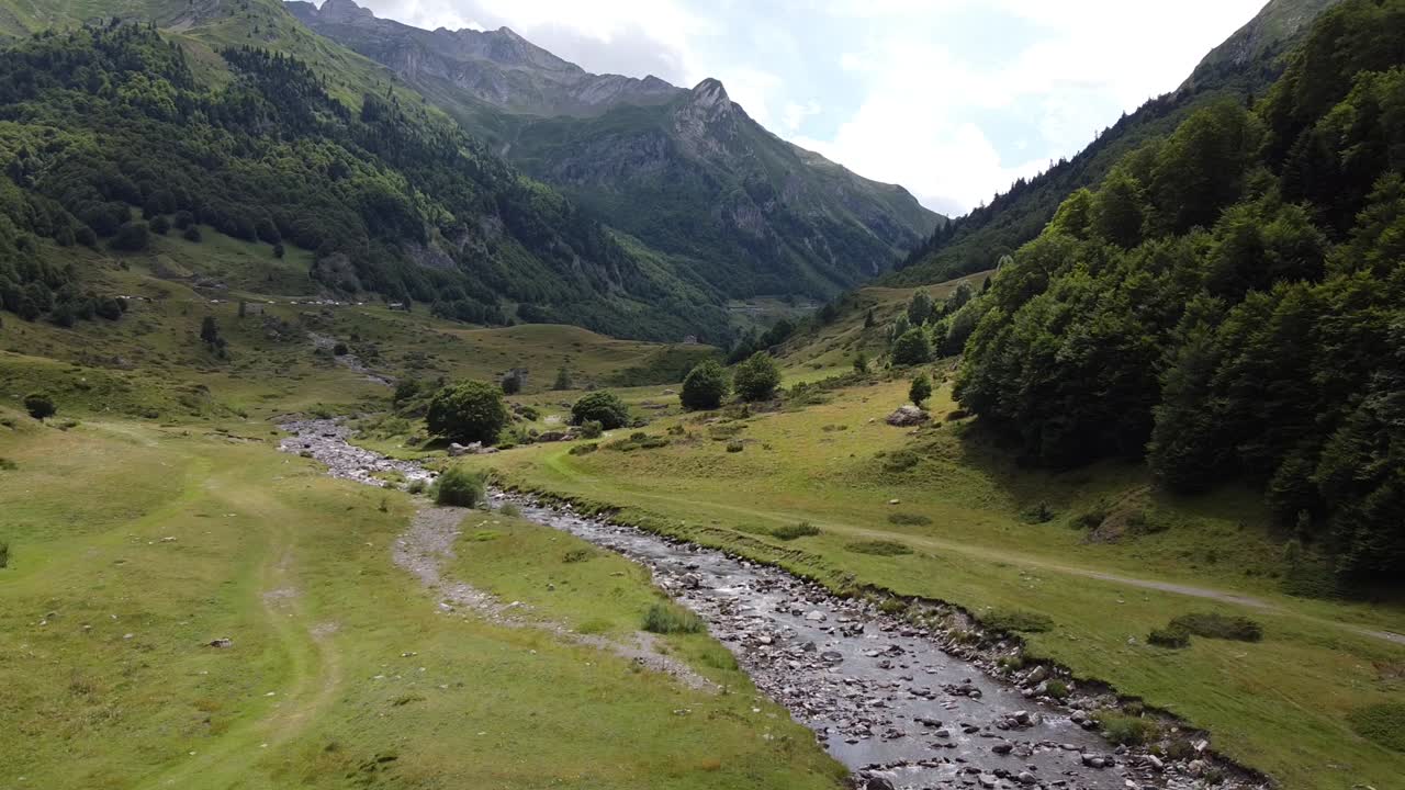 Pirineu Spanyol, Spanyol - Pemandangan Drone Udara Lembah Hijau, Sungai Mengalir, dan Pegunungan Tinggi