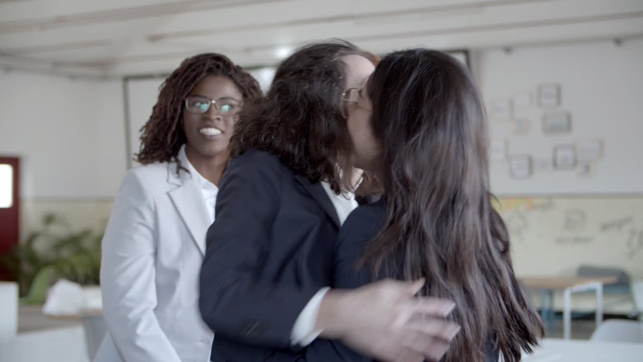 mujeres de negocios abrazándose y triunfando en la oficina
