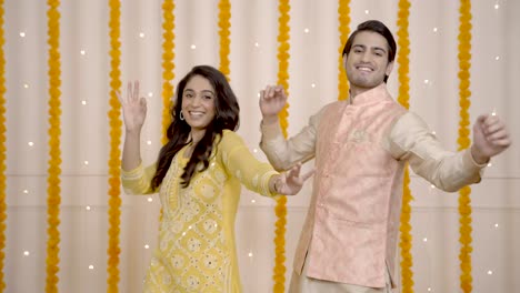 una pareja india bailando en diwali