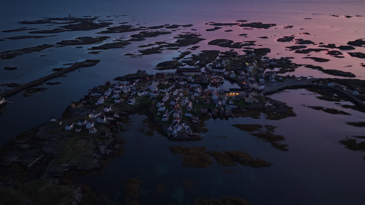 Tidligt lys skinner over kystbyen Veiholmen, luftfoto, Norge