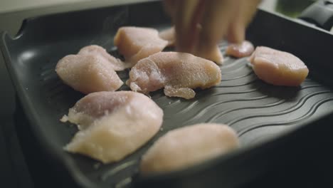 Rohe-Hähnchenfiletstücke-Werden-In-Eine-Heiße-Pfanne-Gelegt-Und-Gebraten