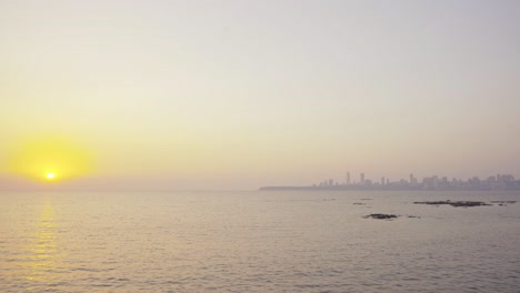 Stadtlandschaft-Des-Küstenstrandes-Von-Mumbai-In-Der-Abenddämmerung-Mit-Skyline-Luxusgebäuden-Im-Hintergrund-Bei-Sonnenuntergang,-Weitwinkelaufnahme,-Indien
